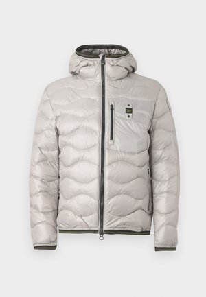 Helehall hall puffy jakk, millel on lukuga, kõrge krae ja kapuuts. Omab horisontaalselt tikitud mustrit ja rinna taskut, millel on klõpsnupp.