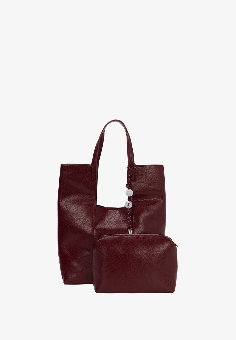 Borsa tote in ecopelle borgogna con due manici robusti, ampia apertura e una pochette zip staccabile. Finitura testurizzata con dettagli.