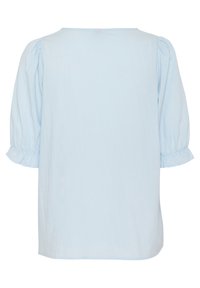 Világoskék, rövid ujjú blúz, összegyűrt puffos ujjakkal és egyenes szegéllyel. Puha anyagból készült, sima textúrával és egyszerű dizájnnal.