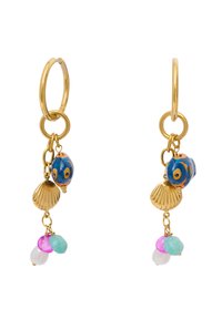 Guldörhängen med ring har färgglada pärlor, inklusive en blå och orange charm, en snäckaccent och flera flerfärgade pärlor som hänger nedanför.