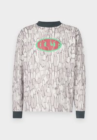 Pitkähihaisen harmaan collegepaidan pinta on tekstuuriltaan epäsäännöllinen. Takana on suuri vihreä ja punainen soikea logo. Hihansuissa on tummaa vihreää väriä.