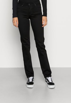 Jeans de mezclilla negra con un diseño de pierna recta. Presentan bolsillos estándar, cierre de botón y están combinados con zapatillas blancas.
