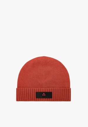 Gorro de punto color óxido con puño de canalé doblado y parche rectangular negro con tres pequeños puntos rojos centrados en el puño.