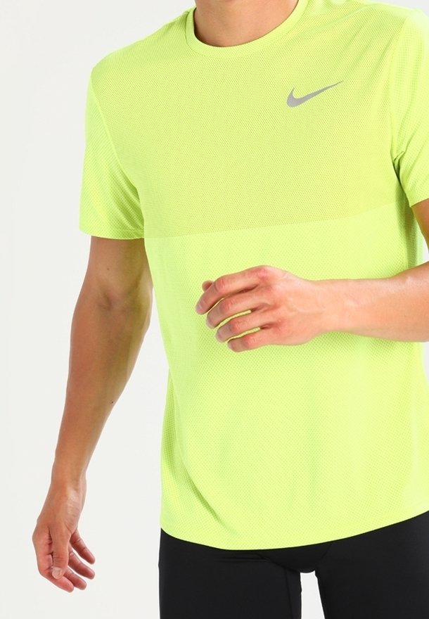 Camisa deportiva de manga corta para hombre en tejido de malla amarillo brillante; cuenta con un sutil logo gris de Nike en el pecho. Diseño ligero y transpirable.
