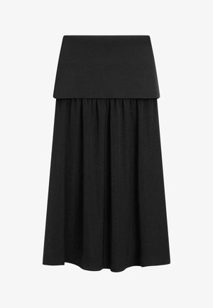 Schwarzer Midirock mit breitem Bund und gerafftem Stoff, der weiche Falten bildet, entworfen für eine lockere, fließende Passform.