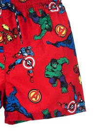 Pantaloni da bagno rossi con personaggi colorati dei fumetti, tra cui supereroi e loghi, dotati di una cintura elastica e chiusura con cordino.