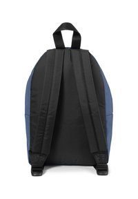 Černý a modrý batoh se polstrovanými popruhy, zaobleným tvarem a strukturovaným povrchem. Obsahuje horní rukojeť pro nošení.