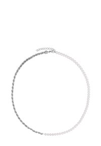 Collier en argent avec un design de chaîne torsadée associé à une rangée de petites perles rondes de couleur rose clair. Détail de fermoir à longueur ajustable.