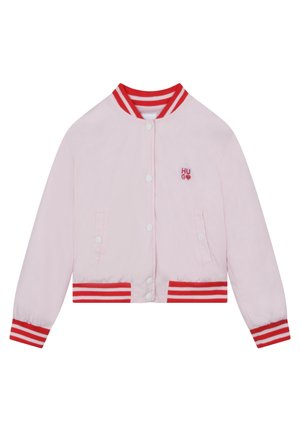 Jasnoróżowa kurtka typu bomber z czerwono-biało paskowanym kołnierzem, mankietami i dołem, zapinana na zatrzaski z przodu, z małym logo "HUGO" na lewej piersi.