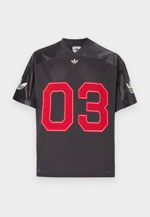 Maillot de sport Adidas en maille noire avec un grand numéro rouge 03 à l’avant et des logos Adidas trèfle blancs sur la poitrine et les manches.