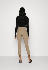 True Religion Pantaloni - camel