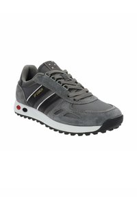 Sneaker atletico grigio realizzato in mesh e suede, con intersuola bianca, suola nera e strisce decorative con accenti dorati.