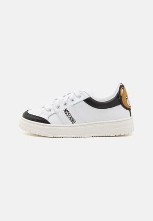 Witte sneaker met zwarte accenten, gemaakt van synthetisch leer, met een ronde neus, voorzien van een berenDetail op de hak en het "Moschino" logo op de zijkant.