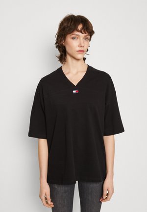 BADGE TEE - T-shirts - black