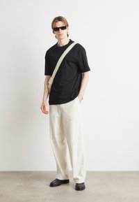 Calvin Klein Jeans COLORBLOCK TEE - Camiseta estampada - black