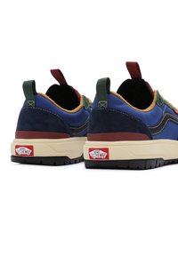 Zapatillas Vans con un diseño en azul marino, azul y verde. Materiales de ante y textil, suela de goma, acentos en marrón contrastante y logo en la parte trasera.