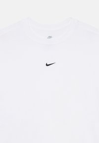 Balts kokvilnas T-krekls ar apaļu kaklu un īsām piedurknēm, uz krūtīm ir neliels melns Nike swoosh logo.