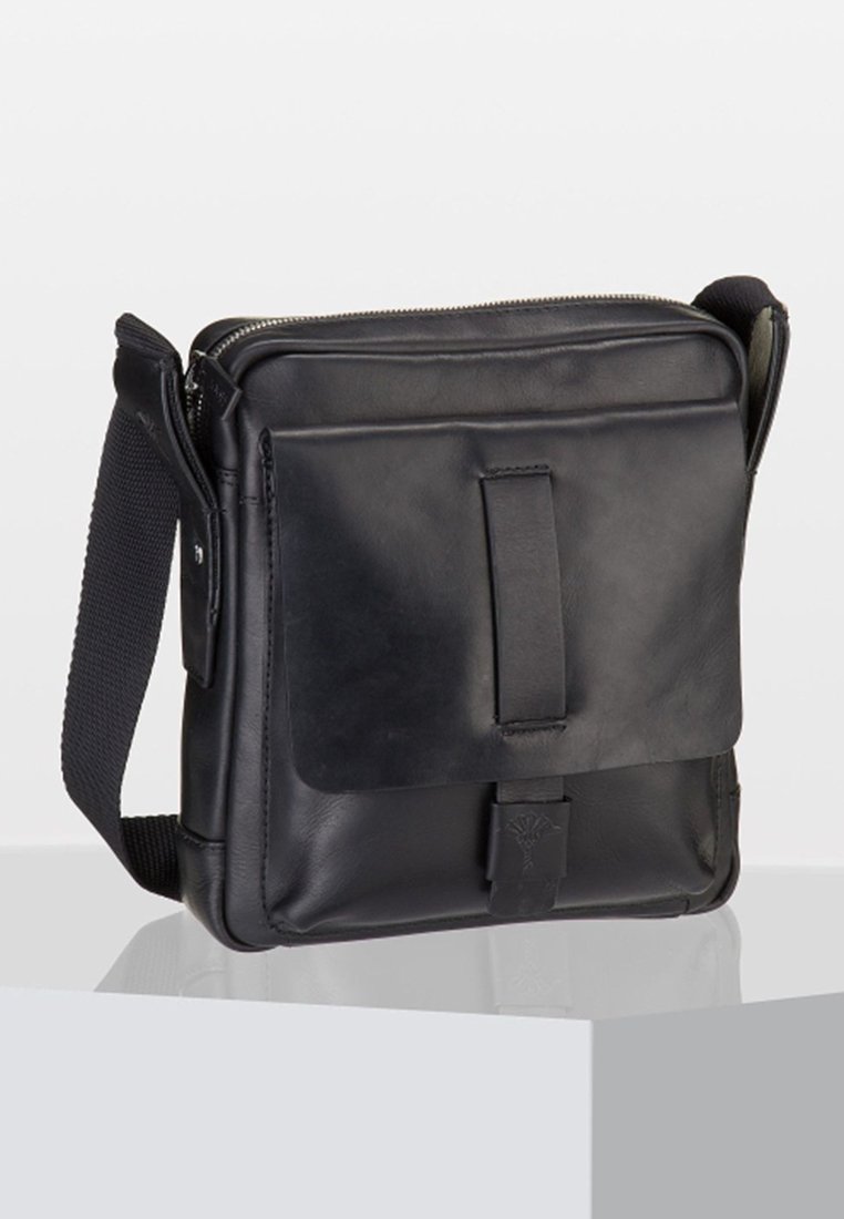 Borsa a messenger in pelle nera con patta frontale e chiusura a zip. Caratterizzata da una tracolla e un branding discreto. Texture liscia, forma rettangolare.