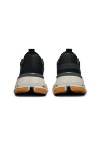 On CLOUDNOVA FORM 2 - Sportcipő - black   ivory