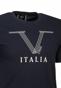Navyblaue Baumwoll-T-Shirt mit einem weißen Grafikdesign in V-Form, dem Jahr "1969" und dem Wort "ITALIA" in fetter Schrift.