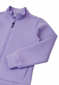 Lila Zip-Jacke aus glattem, dehnbarem Stoff. Verfügt über einen Stehkragen und lange Ärmel mit schmalen Bündchen. Markenetikett sichtbar.