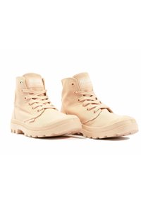 Beżowe, wysokie buty z płótna z gumową podeszwą, z wiązaniem i logo na języku. Posiadają wzmocnione oczka i teksturowany czubek.