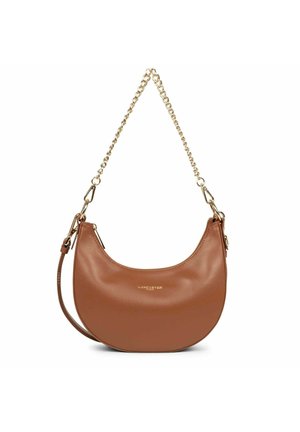 Sac à bandoulière en cuir marron avec une forme courbée, une chaîne dorée et un logo discret. Texture lisse avec un design minimaliste.