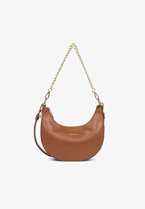 Sac à bandoulière en cuir marron avec une forme courbée, une chaîne dorée et un logo discret. Texture lisse avec un design minimaliste.