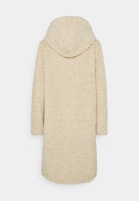 Beżowy, długi płaszcz z kapturem, wykonany z teksturowanego, puszystego materiału. Charakteryzuje się długimi rękawami i prostym krojem, zapewniając przytulny wygląd.