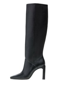 Stivale in pelle nera fino al ginocchio con punta affusolata, design elegante e tacco a blocco alto con texture rigata.