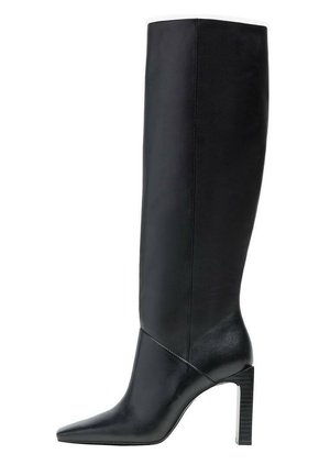 Botte en cuir noir hauteur genoux avec un bout pointu, un design épuré et un haut talon carré présentant une texture nervurée.