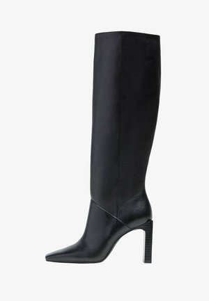Botte en cuir noir hauteur genoux avec un bout pointu, un design épuré et un haut talon carré présentant une texture nervurée.