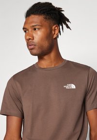 The North Face M SS SIMPLE DOME TEE - Sportfelső - smokey brown
