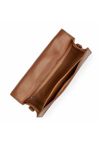 Borsa a pochette in pelle marrone con una texture liscia, dotata di una tasca con zip e due scomparti principali. L'interno è in tessuto beige.