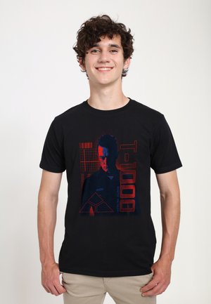 Schwarzes Baumwoll-T-Shirt mit einem grafischen Druck eines Charakters in Rot- und Blautönen, beschriftet mit "T-1000", sowie geometrischen Formen auf der Vorderseite.