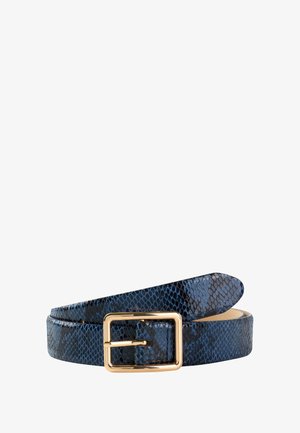 Cintura blu con motivo a pelle di serpente, dotata di una fibbia rettangolare dorata, arrotolata e esposta su uno sfondo bianco.