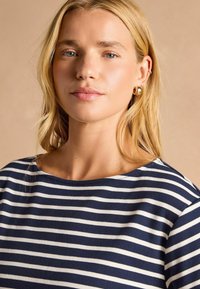 Tom Joule REGULAR FIT - HARBOUR SHORT SLEEVE BOAT NECK BRETON - Trükipildiga T-särk - navy white