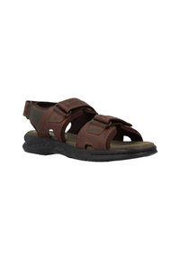 Sandalias de piel marrón con tiras ajustables, diseño abierto, plantilla texturizada y suela de goma negra para mayor agarre y comodidad.