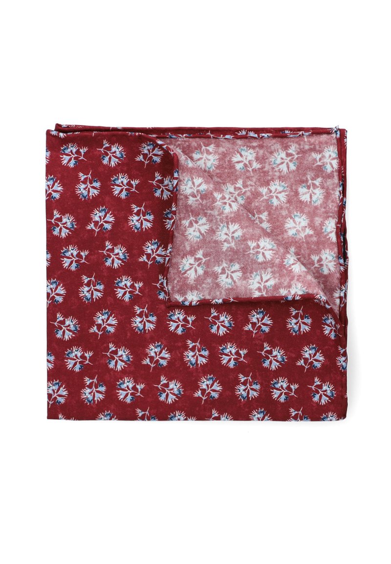 Czerwony materiał w wzory z małymi niebieskimi kwiatowymi designami. Lekki materiał o miękkiej teksturze. Złożony, z jednym rogiem lekko podniesionym.