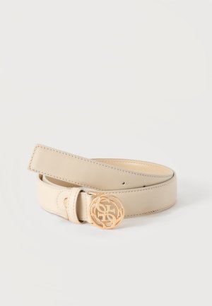 Ceinture en cuir beige enroulée avec boucle circulaire dorée présentant des initiales entrelacées sur un fond clair uni.