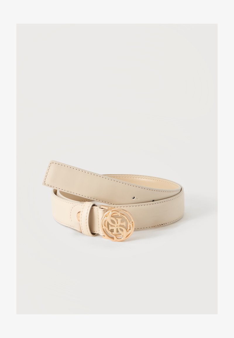 Ceinture en cuir beige enroulée avec boucle circulaire dorée présentant des initiales entrelacées sur un fond clair uni.