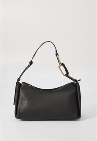 Zwarte leren handtas met een gestructureerde afwerking, een gebogen silhouet en een afneembare riem met een accent van goudkleurige hardware.