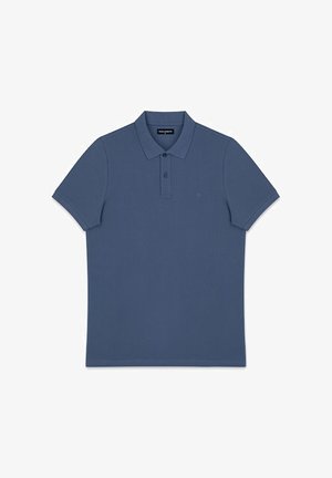Granatowa koszulka polo z krótkim rękawem, kołnierzykiem i rozcięciem na dwa guziki, gładki wzór bez widocznych wzorów ani logo.