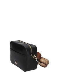 Borsa a tracolla in pelle nera con cerniera dorata, forma rettangolare e tracolla marrone con un accento in tessuto decorato.