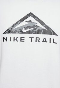 Nike Performance TEE TRAIL - T-shirt desportiva - white
