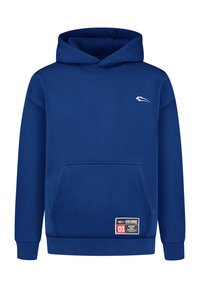 Blaues Kapuzensweatshirt mit Fronttasche, kleinem weißen Logo auf der Brust und rechteckigem Label mit "01" und Text an der unteren Vorderseite.