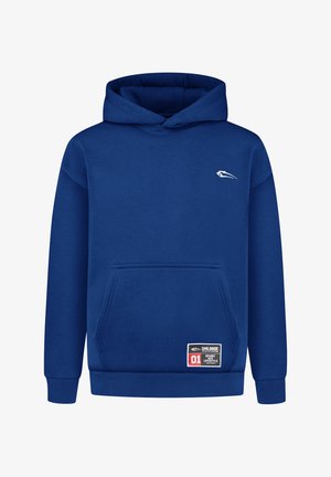 Blauwe hoodie met voorzak, klein wit logo op de borst en rechthoekig label met "01" en tekst aan de onderkant.