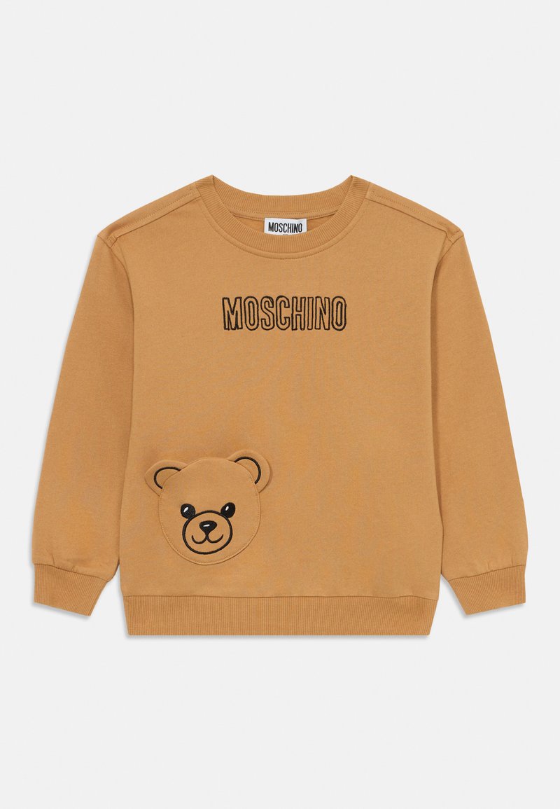 Felpa marrone a maniche lunghe, con applicazione a forma di volto d'orso sulla tasca anteriore e ricamo "Moschino" sopra in nero.