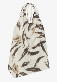 Sac tote floral en tissu crème, avec des feuilles vert foncé et des fleurs beiges. Le design comprend des sangles allongées pour le transport.