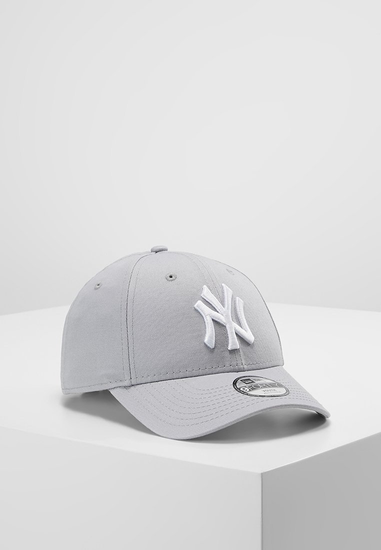 Szürke vászon baseballsapka, kiemelkedő fehér hímzett "NY" logóval az elején, hajlított sárral és állítható hátlappal.